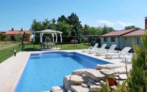 Andrea: L'Eau, Plante, Ciel, Piscine, Bleu Azur, Arbre, Bâtiment, Ombre, Mobilier De Jardin, Loisir