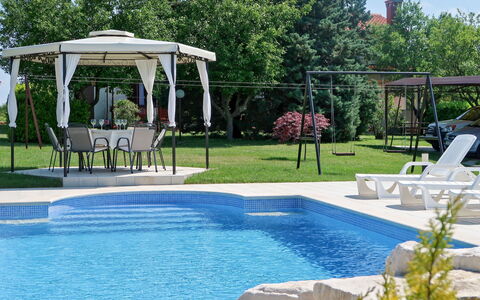 Andrea: Piscine, Propriété, Loisir, Arrière-Cour, Immobilier, Domicile, Herbe, Maison, Aménagement Paysager, Bâtiment