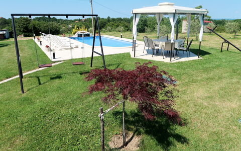 Andrea: Herbe, Terrain De Jeux, Espace Public, Arbre, Balançoire, Lot Terre, Équipement Extérieur Play, Parc, Immobilier, Plante