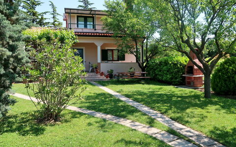 Andrea: Propriété, Maison, Domicile, Immobilier, Cour, Zone Résidentielle, Arbre, Bâtiment, Herbe, Jardin