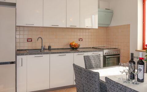 Andrea: Cuisine, Meubles, Comptoir, Appareil De Cuisine, Design Intérieur, Sol, Cabinetry, Principaux Appliance, Bois, Sol