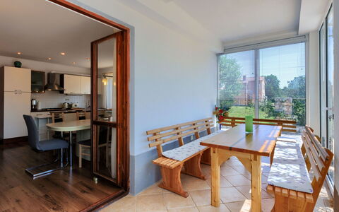Laura: Meubles, Table, Fenêtre, Bâtiment, Bois, Plante D'Appartement, Salon, Plante, Design Intérieur, Sol