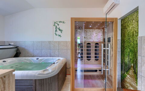 Laura: Baignoire, Porte, Bois, Sol, Porche, Sol, Dur, Bâtiment, Confort, Plafond