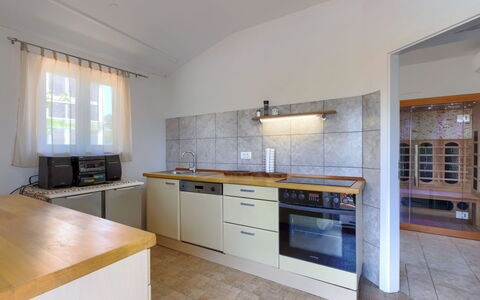Laura: Comptoir, Cabinetry, Evier, Évier, Robinet, Cuisinière, Cuisine, Bois, Fenêtre, Bâtiment