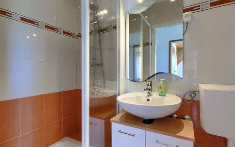 Laura: Miroir, Robinet, Évier, Propriété, Luminaire Plomberie, Lavabo, Salle De Bains, Bâtiment, Design Intérieur