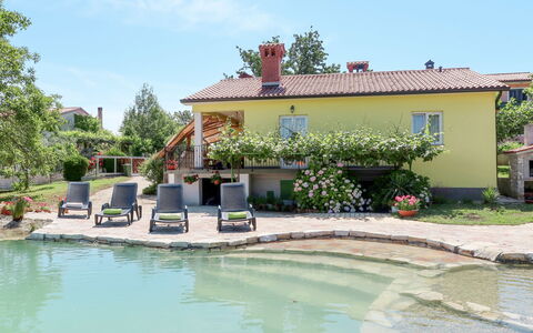 Angelina: Propriété, Maison, Bâtiment, Piscine, Immobilier, Domicile, Zone Résidentielle, Biens, Villa, Arbre