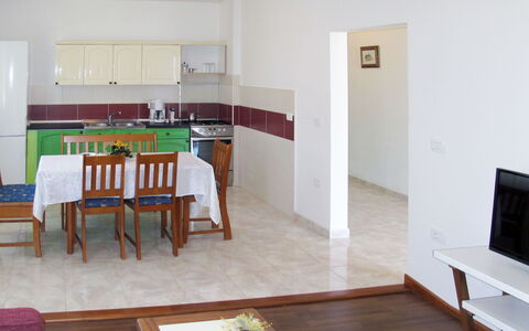 Angelina: Pièce, Propriété, Meubles, Bâtiment, Sol, Maison, Design Intérieur, Dur, Immobilier, Table
