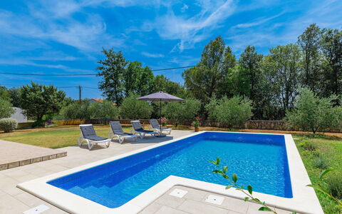 Carla: L'Eau, Nuage, Plante, Ciel, Propriété, Piscine, Bleu Azur, La Nature, Arbre, Rectangle