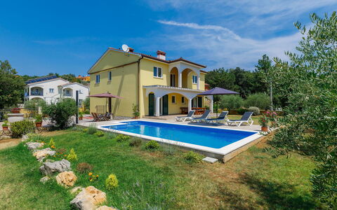 Carla: Ciel, Plante, Nuage, Bâtiment, Propriété, Piscine, Fenêtre, Maison, Arbre, Paysage Naturel