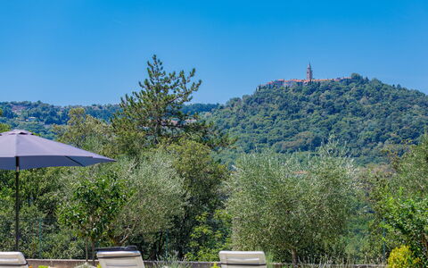 Carla: Ciel, Plante, Jour, Meubles, Écorégion, Bleu, Bleu Azur, Montagne, Parapluie, Mobilier De Jardin