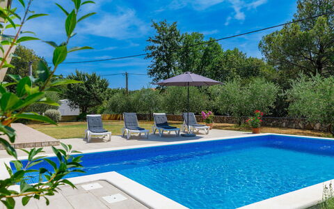 Carla: L'Eau, Nuage, Plante, Ciel, Propriété, Piscine, Bleu, La Nature, Bleu Azur, Ombre