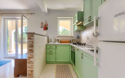 Carla: Cabinetry, Comptoir, Cuisine, Appareil De Cuisine, Design Intérieur, Électroménager, Sol, Bois, Sol