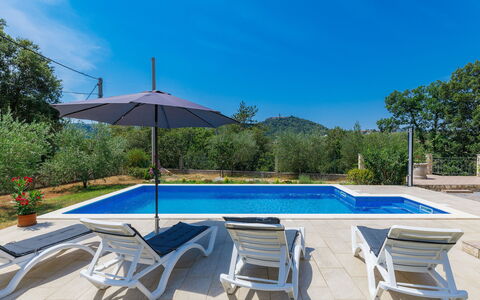 Carla: Ciel, L'Eau, Plante, Nuage, Meubles, Piscine, Parapluie, Bleu Azur, Balancelle, Arbre