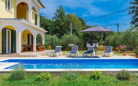 Carla: Plante, Ciel, Nuage, L'Eau, Fenêtre, Bâtiment, Piscine, Bleu Azur, Bleu, Arbre