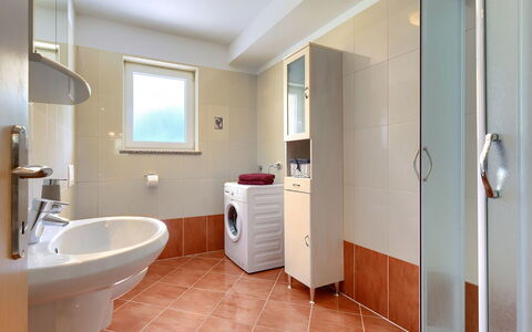 Carla: Miroir, Robinet, Luminaire Plomberie, Propriété, Lavabo, Armoire De Toilette, Évier, Bâtiment, Salle De Bains