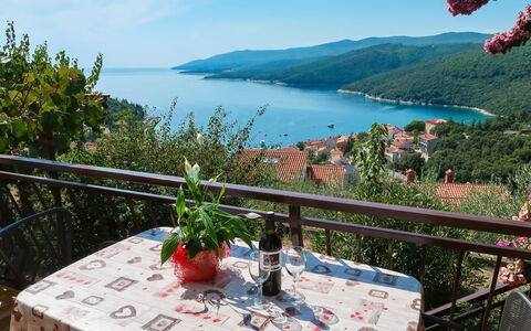 Neda: L'Eau, Ciel, Plante, Table, Pot De Fleur, Bleu Azur, Bleu, Fleur, Montagne, Mobilier De Jardin