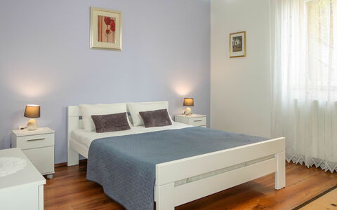 Neda: Meubles, Propriété, Fenêtre, Confort, Bois, Cadre, Ombre, Éclairage, Design Intérieur