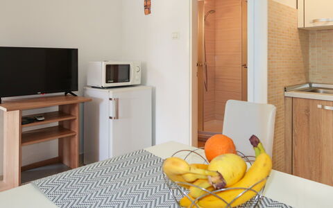 Klaudija: Cabinetry, Meubles, Propriété, Confort, Bâtiment, Commode, Bois, Orange, Tiroir, Design Intérieur