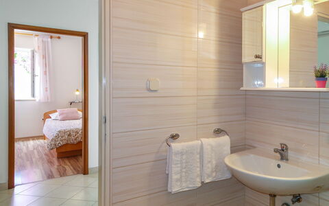 Klaudija: Miroir, Robinet, Évier, Propriété, Luminaire Plomberie, Lavabo, Bâtiment, Salle De Bains, Bois, Design Intérieur