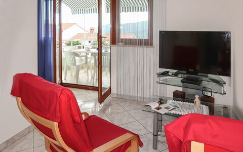 Branka: Propriété, Meubles, Bâtiment, Confort, Fenêtre, Design Intérieur, Télévision, Bois, Table, Sol