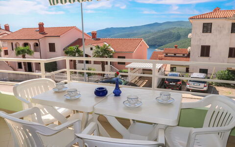 Branka: Nuage, Ciel, Table, Bâtiment, Meubles, Jour, Propriété, Fenêtre, Chaise, Blanc