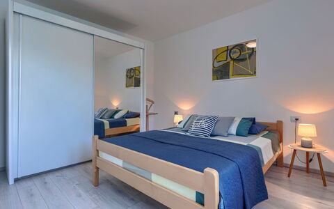 Boris: Meubles, Propriété, Confort, Bâtiment, Bleu Azur, Éclairage, Lampe, Bois, Cadre De Lit, Lit