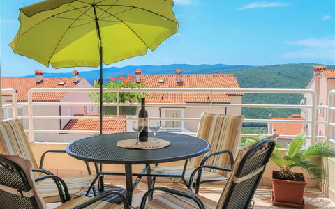 Egle: Plante, Ciel, Table, Meubles, Propriété, Nuage, Bâtiment, Pot De Fleur, Chaise, Parapluie