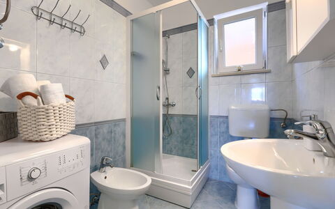 Egle: Miroir, Luminaire Plomberie, Lavabo, Robinet, Propriété, Évier, Photographier, Blanc, Salle De Bains, Violet