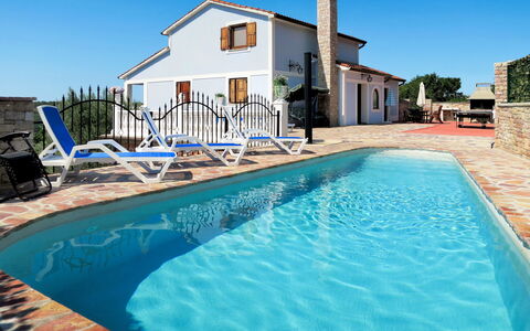 Stella: L'Eau, Ciel, Propriété, Plante, Bâtiment, Piscine, Bleu, Bleu Azur, Fenêtre, Maison