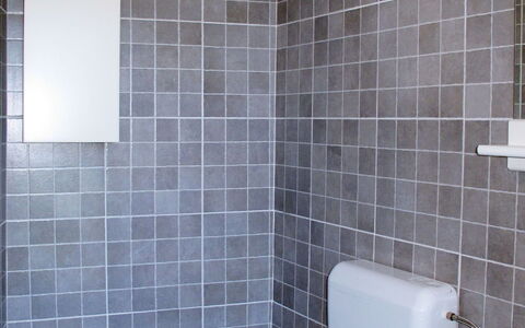 Johan: Salle De Bains, Tuile, Pièce, Propriété, Mur, Design Intérieur, Architecture, Céramique, Sol, Luminaire Plomberie