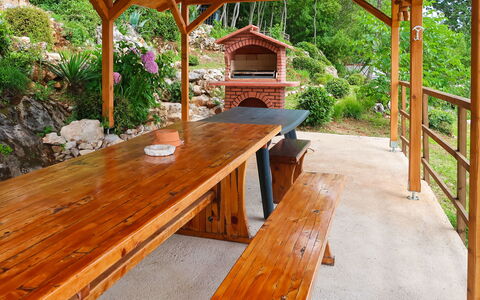 Marija: Propriété, Table, Plante, Bâtiment, Bois, Arbre, Ombre, Tache De Bois, Mobilier De Jardin, Paysage Naturel