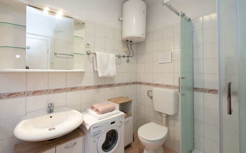 Hela: Miroir, Propriété, Évier, Lavabo, Luminaire Plomberie, Robinet, Salle De Bains, Violet, Siège De Toilette, Design Intérieur