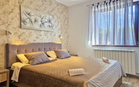 Villa Toni: Lit, Meubles, Literie, Design Intérieur, Chambre, Drap De Lit, Mur, Sol, Sol, Linge