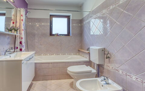 Villa Toni: Salle De Bains, Luminaire Plomberie, Sol, Design Intérieur, Sol, Évier, Baignoire, Robinet, Lavabo, Toilette