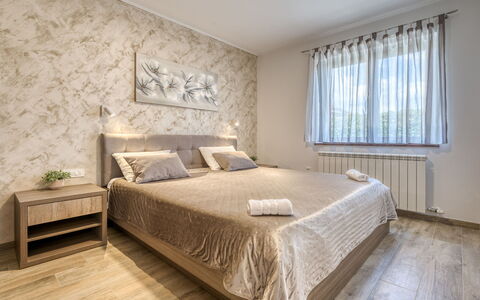 Villa Toni: Lit, Meubles, Chambre, Design Intérieur, Literie, Sol, Drap De Lit, Sol, Bois, Plafond