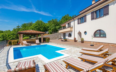 Villa Toni: Ciel, Propriété, Nuage, Bâtiment, Fenêtre, Piscine, Plante, Maison, Bois, Mobilier De Jardin
