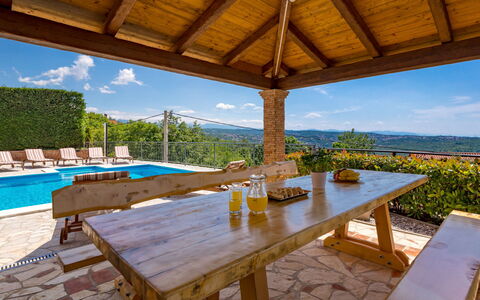 Villa Toni: Ciel, Table, Meubles, Propriété, Plante, La Nature, L'Eau, Nuage, Bois, Mobilier De Jardin