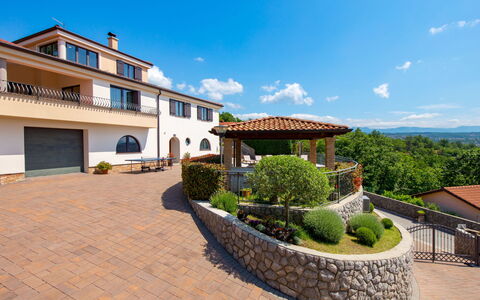 Villa Toni: Ciel, Nuage, Plante, Fenêtre, Bâtiment, Design Urbain, Lot Terre, Zone Résidentielle, Maison, Chalet