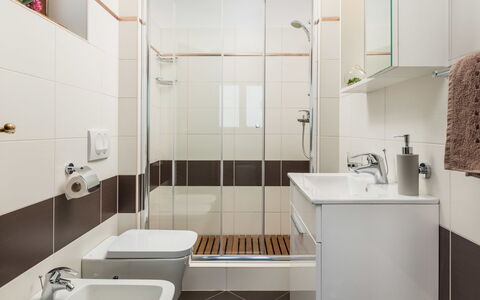 Villa Toni: Robinet, Luminaire Plomberie, Évier, Propriété, Blanc, Salle De Bains, Bâtiment, Design Intérieur, Sol