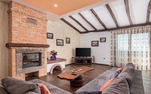 Villa Toni: Meubles, Propriété, Cadre, Canapé, Confort, Fenêtre, Bois, Design Intérieur, Salon, Sol