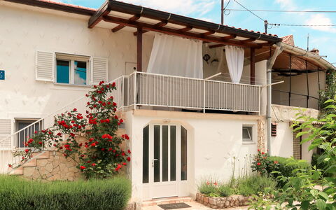 Margeta: Plante, Nuage, Bâtiment, Fleur, Fenêtre, Ciel, Propriété, Maison, Bois, Lot Terre