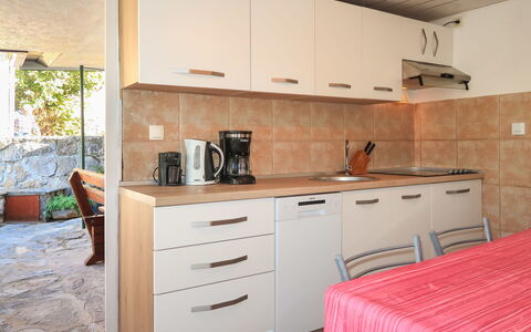 Margeta: Cabinetry, Meubles, Bâtiment, Propriété, Comptoir, Bois, Tiroir, Design Intérieur, Architecture, Plante