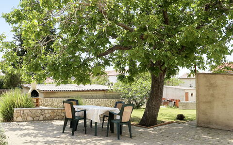 Francic: Plante, Table, Bâtiment, Ombre, Arbre, Tableau De Plein Air, Mobilier De Jardin, Herbe, Chaise, Teintes Et Ombres