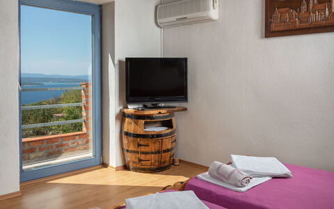 Lovreno: Propriété, Télévision, Cadre, Bois, Confort, Bâtiment, Éclairage, Électroménager, Design Intérieur, Salon
