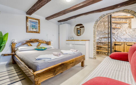 Lovreno: Meubles, Lit, Chambre, Design Intérieur, Literie, Drap De Lit, Pièce, Sol, Domicile, Plafond