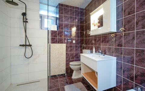 Stanka: Salle De Bains, Luminaire Plomberie, Sol, Siège De Toilette, Toilette, Sol, Lavabo, Évier, Design Intérieur, Plomberie