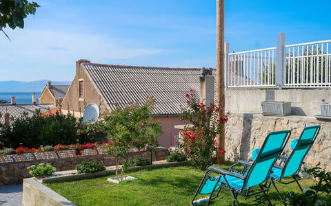 Stanka: Plante, Fleur, Ciel, Nuage, Bâtiment, Propriété, Bleu, Bleu Azur, Fenêtre, Maison