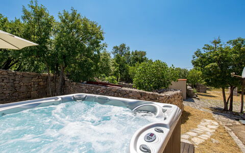 Tomiceva: L'Eau, Ciel, Plante, Piscine, Arbre, Maison, Loisir, Paysage, Herbe, Immobilier