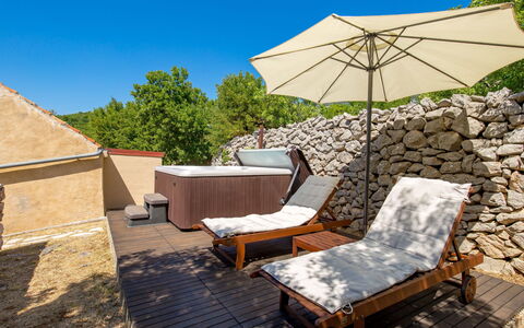 Tomiceva: Meubles, Propriété, Plante, Ciel, Ombre, Mobilier De Jardin, Bois, Arbre, Parapluie, Bâtiment