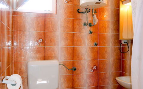 Matius: Salle De Bains, Pièce, Propriété, Luminaire Plomberie, Toilette, Tuile, Design Intérieur, Sol, Maison, Salle De Repos